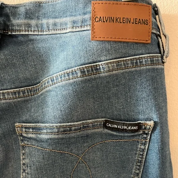 ✅ NWOT - Calvin Klein Jeans - Distressed High-Rise Straight Leg Jeans - Size 30 - Picture 6 of 12